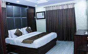 Six Diamond Hotel